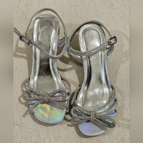 Elegant Silver Sparkly Dress Heel - Picture 1 of 6
